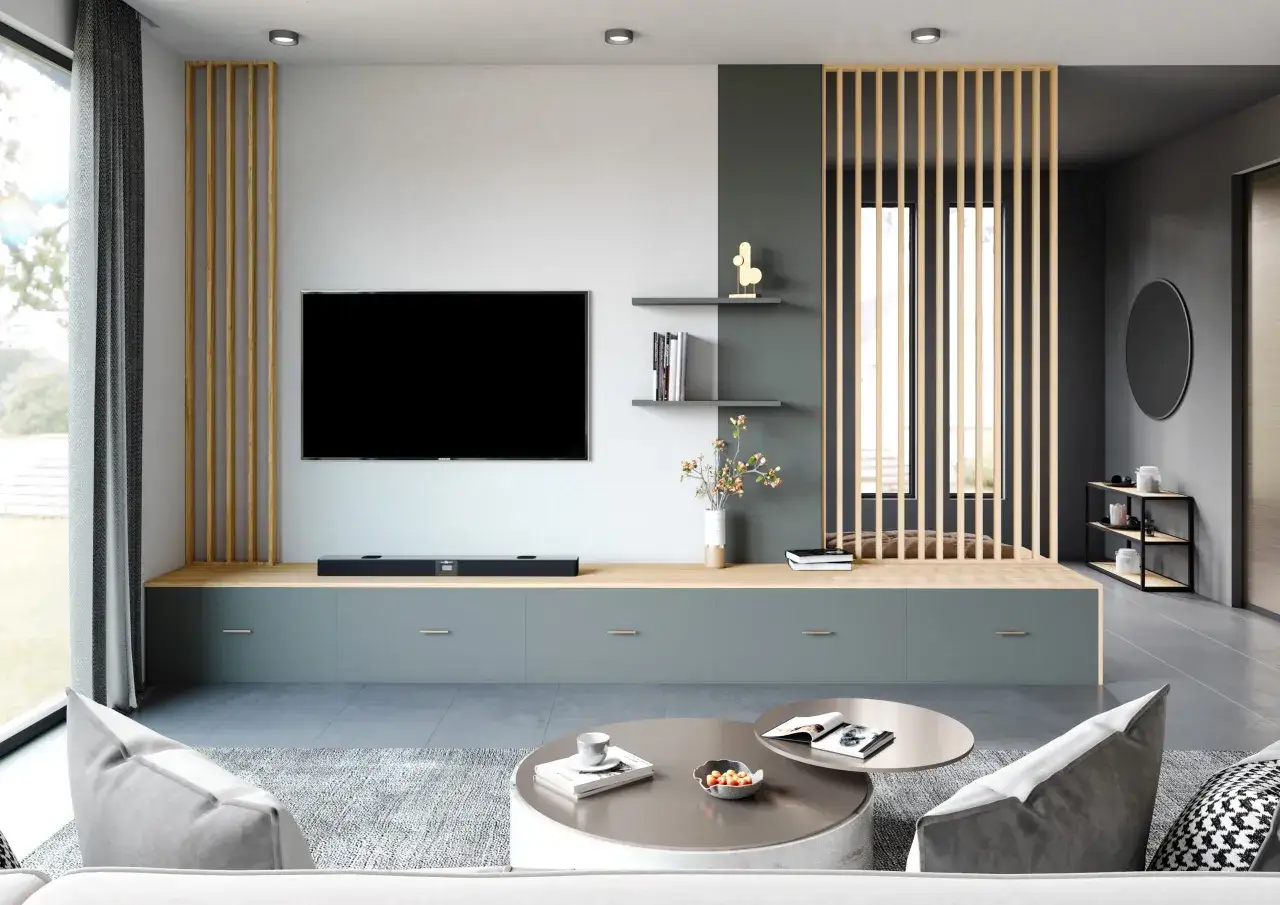 Un salon moderne avec un meuble TV bas, une télévision murale, des étagères et une séparation en bois. L'entrée directement dans le séjour est accueillante.