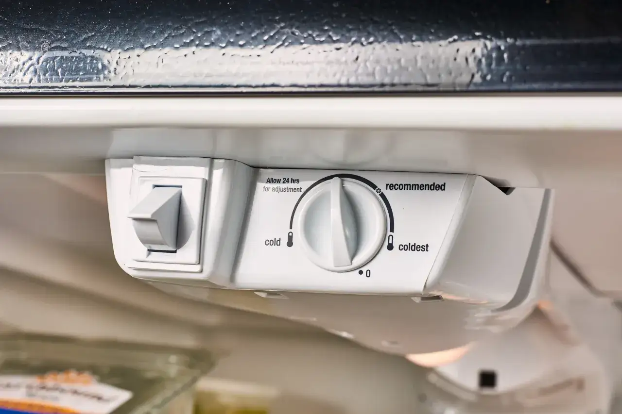 R&eacute;glage de la temp&eacute;rature pour un cong&eacute;lateur, avec un bouton rotatif indiquant 