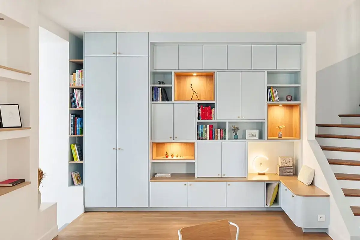 Biblioth&egrave;que murale aux lignes &eacute;pur&eacute;es, avec un design ergonomique optimisant l'espace. Elle int&egrave;gre des &eacute;tag&egrave;res, des placards et un banc.