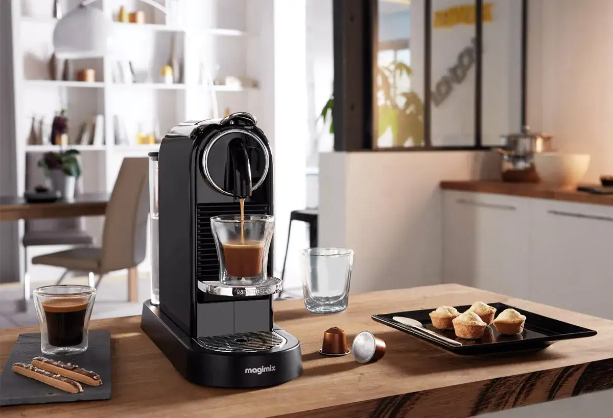 Machine Nespresso prépare un café. Pensez à detartrer Nespresso pour un goût parfait.