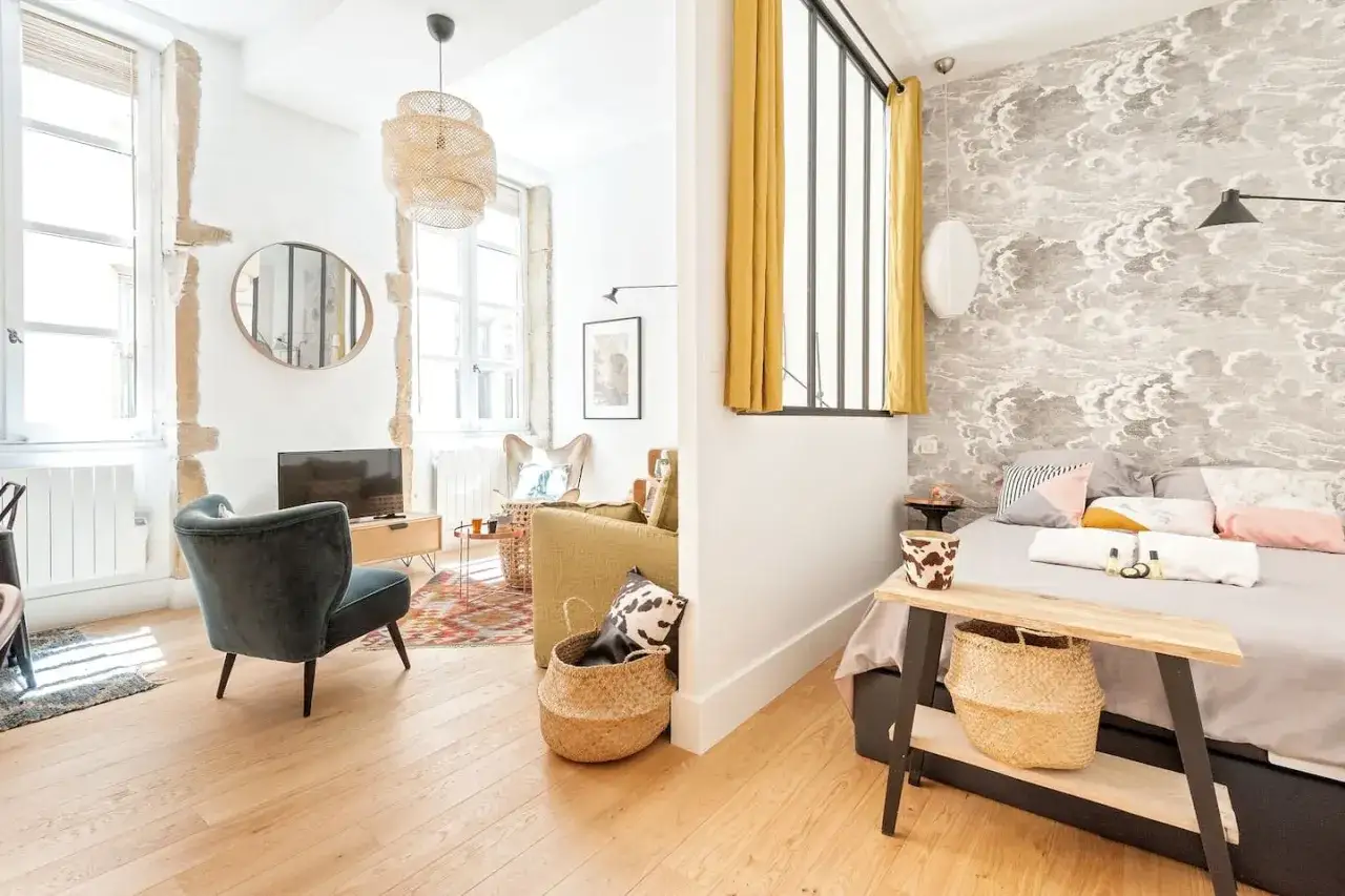 Une belle id&eacute;e s&eacute;paration chambre salon avec un mur d&eacute;cor&eacute; de nuages et des rideaux jaunes.