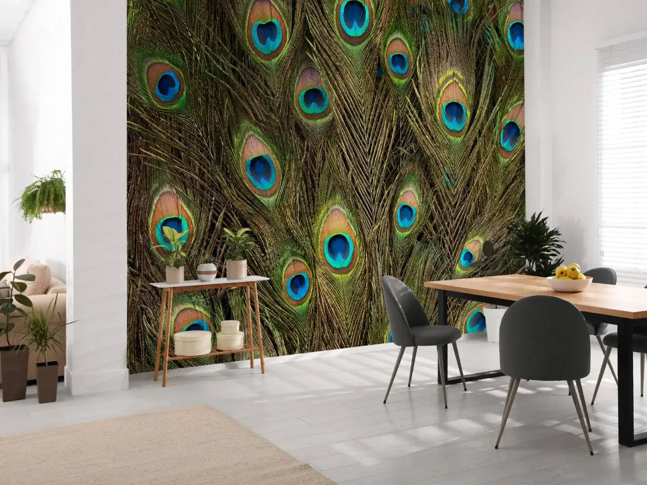 Un mur orn&eacute; de plumes de paon aux couleurs vives, apportant une touche exotique dans cette maison moderne.