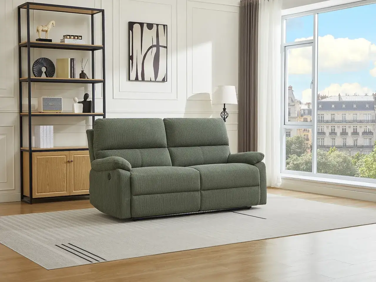 Canap&eacute; &eacute;lectrique vert c&ocirc;tel&eacute; dans un salon moderne. Le canap&eacute; est pr&ecirc;t &agrave; &ecirc;tre utilis&eacute;, il suffit de savoir comment brancher un canap&eacute; &eacute;lectrique pour profiter de son confort.