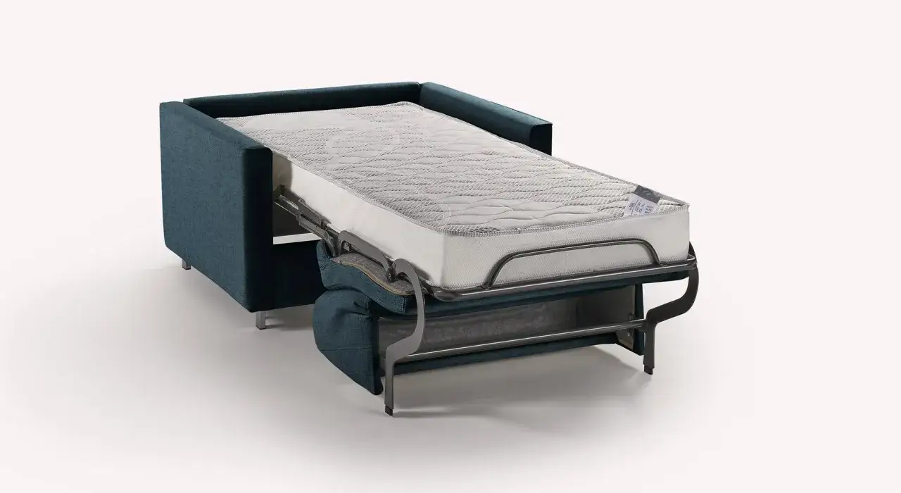 Un fauteuil convertible bleu avec un matelas déplié, prêt à offrir un couchage confortable.