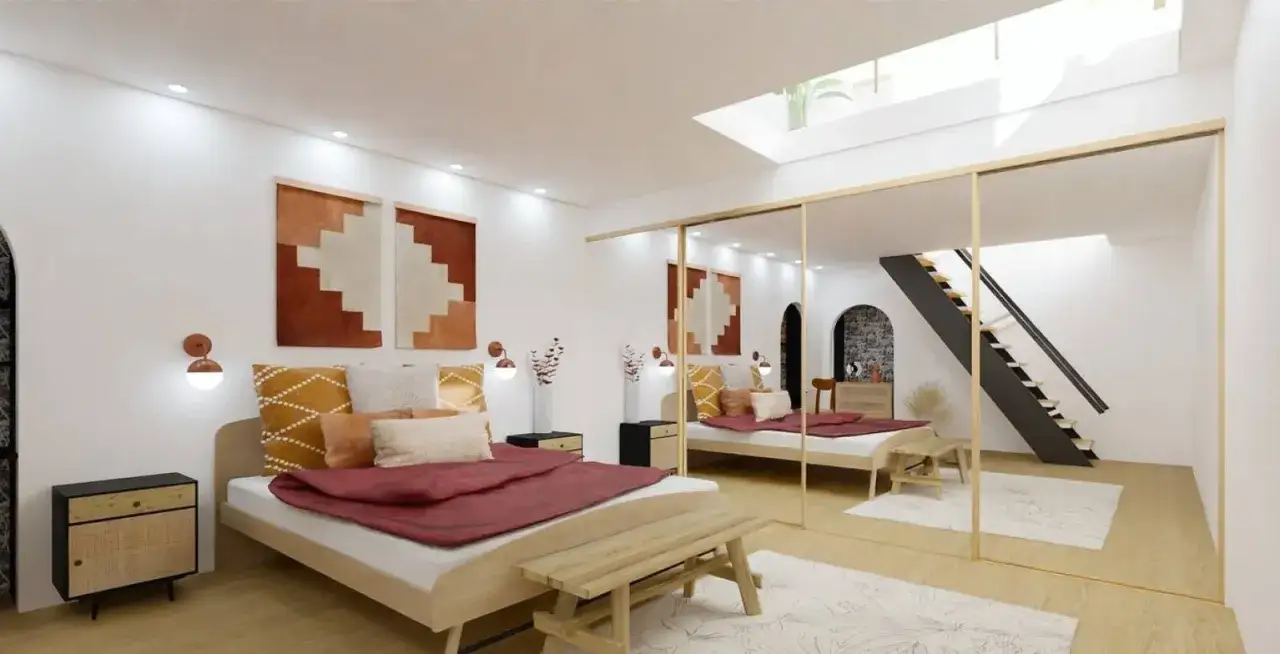 Chambre moderne avec lit douillet, tapis ethniques et escalier menant à l'étage, parfaite pour aménager un souplex lumineux.