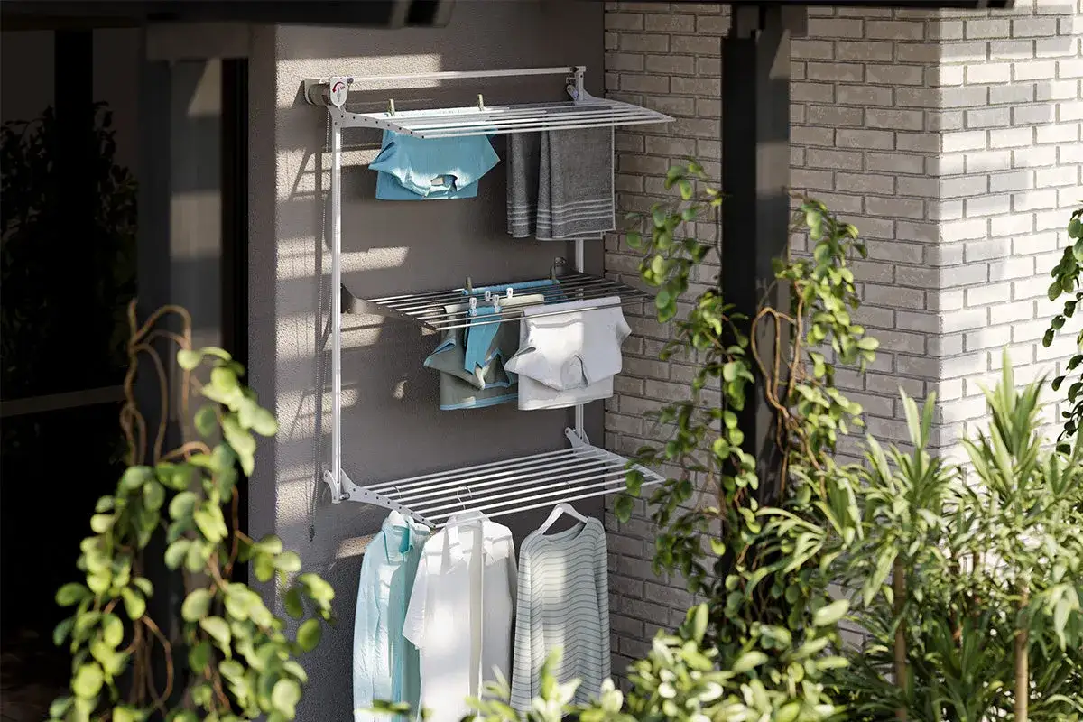 &Eacute;tag&egrave;re murale pour le s&eacute;chage du linge, une alternative pratique &agrave; l'&eacute;vacuation s&egrave;che-linge. V&ecirc;tements suspendus sur plusieurs niveaux.